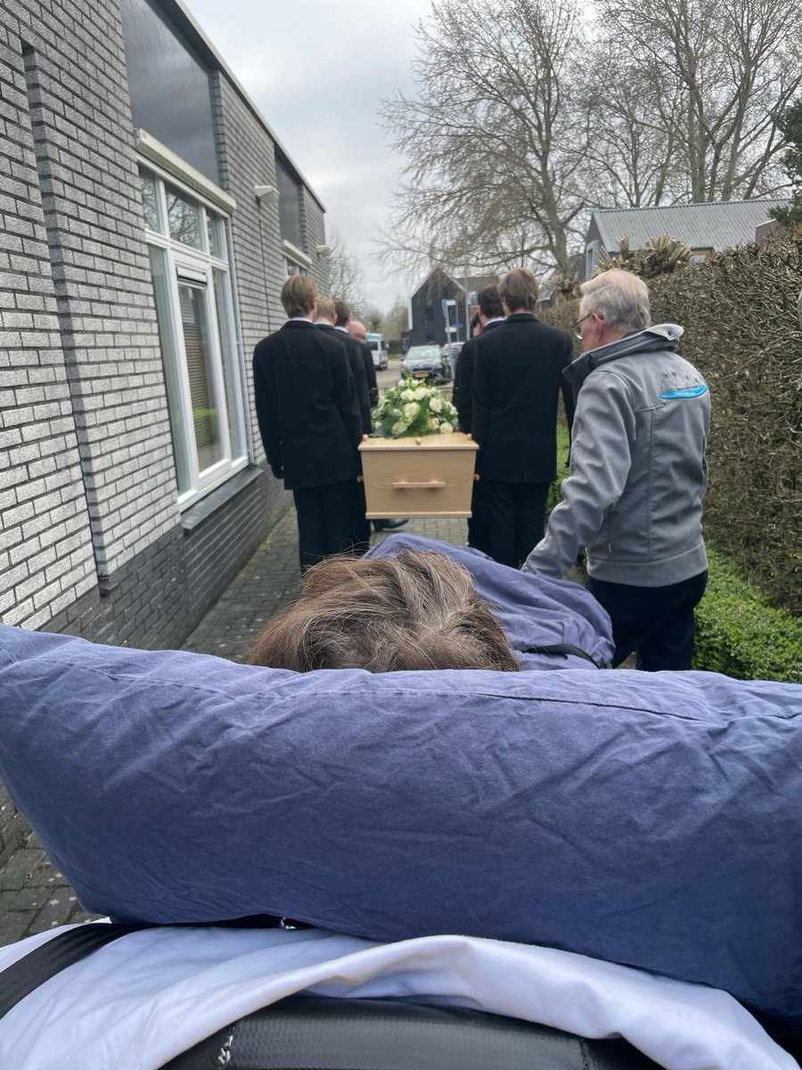 wensambulancenn's tweet photo. Mevr(63) verblijvend in het UMCG Groningen, nam afscheid van haar partner bij Monuta Groningen. Na de plechtigheid brachten we meneer naar zijn laatste rustplaats in #peize. Willem en Anne-Henk verzorgden deze wens. Sterkte. https://t.co/8wS7asSWoO