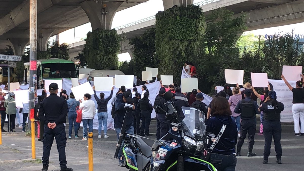 EdomexRed's tweet image. En este momento personas se encuentran #cerrando carriles laterales de #periférico norte a la altura de 1ro de Mayo #Naucalpan.

Se #manifiestan por la #imposición de Issac #Montoya quien competiría por la alcaldía de Naucalpan.