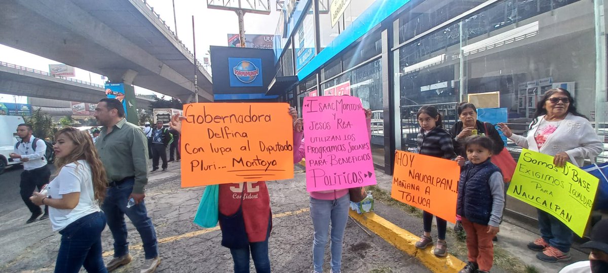 EdomexRed's tweet image. En este momento personas se encuentran #cerrando carriles laterales de #periférico norte a la altura de 1ro de Mayo #Naucalpan.

Se #manifiestan por la #imposición de Issac #Montoya quien competiría por la alcaldía de Naucalpan.