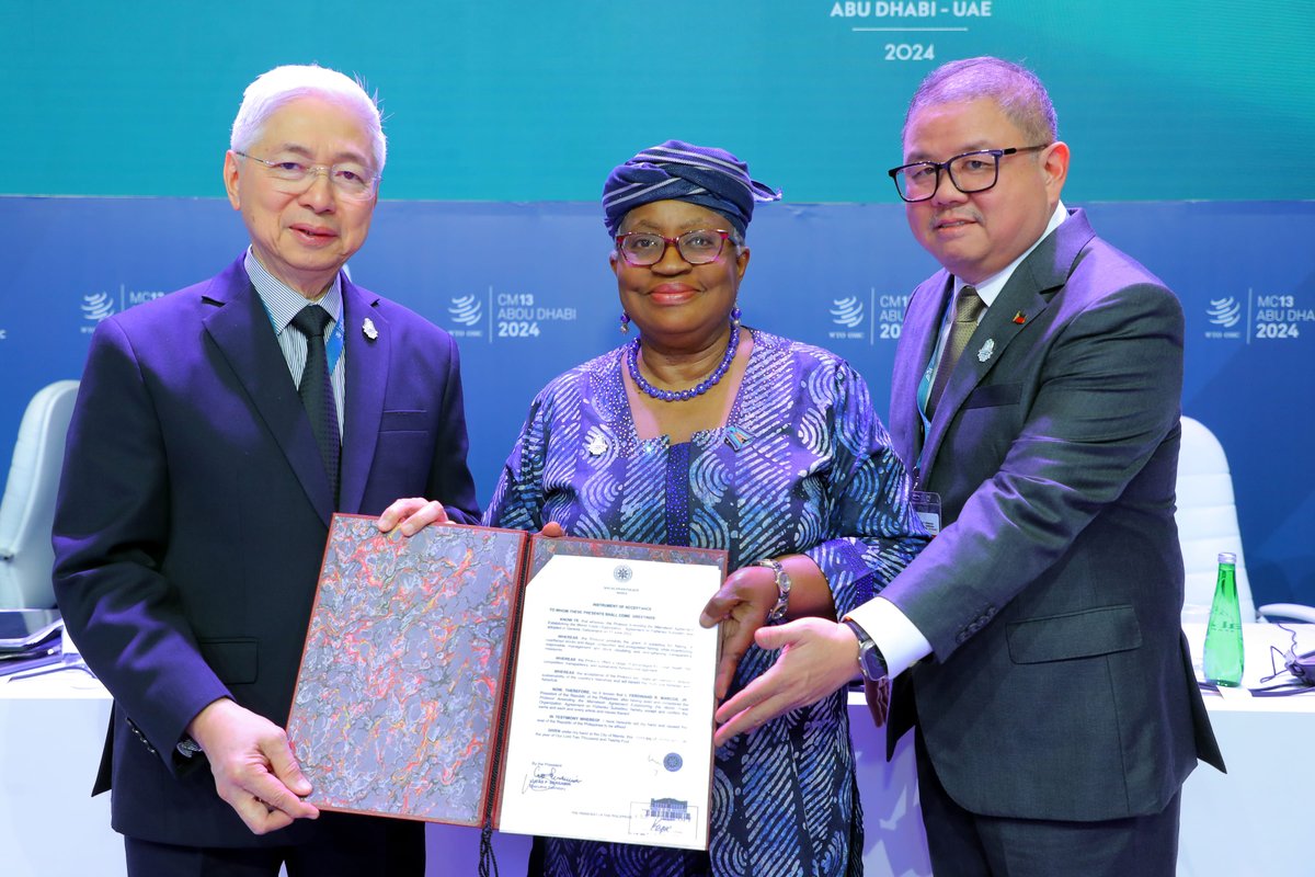 The Philippines formally accepted the Agreement on #FisheriesSubsidies at #WTOMC13AbuDhabi! Agriculture Secretary Tiu Laurel and Trade Secretary Pascual presented the instrument of acceptance to DG @NOIWeala at the start of the Fish Working Session. #WTOFishCount