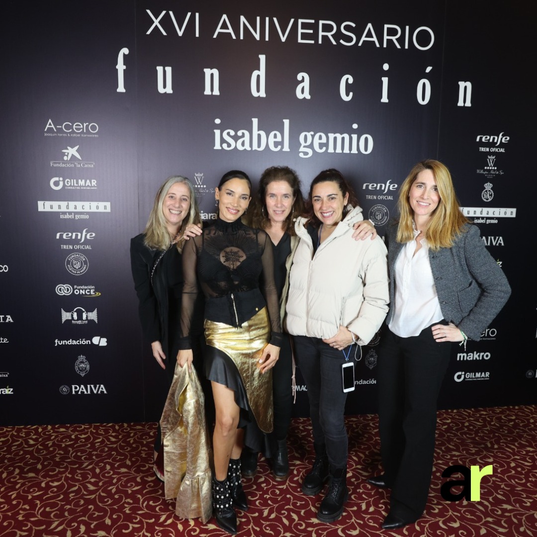 Ayer, tuvimos el honor de asistir a la cena solidaria en conmemoración del XVI Aniversario de la <a href="/FundIsabelGemio/">Fundación Isabel Gemio</a> Este evento reunió a personalidades y entidades comprometidas en la lucha contra las enfermedades raras, con el propósito de recaudar fondos para su investigación