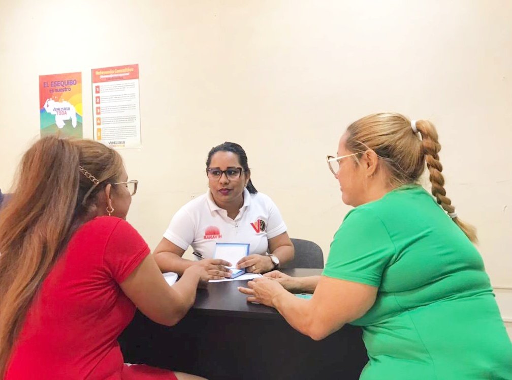 GMVV_Yaracuy's tweet photo. #SabiasQue || En #Yaracuy desde la sede ministerial de la @GMVV_Yaracuy en las diferentes coordinaciones de los entes adscritos se garantiza la seguridad jurídica de las familias beneficiadas por la #GMVV.
#Intu #Sunavi #Banavih #Fmh https://t.co/KroHRyEAsz