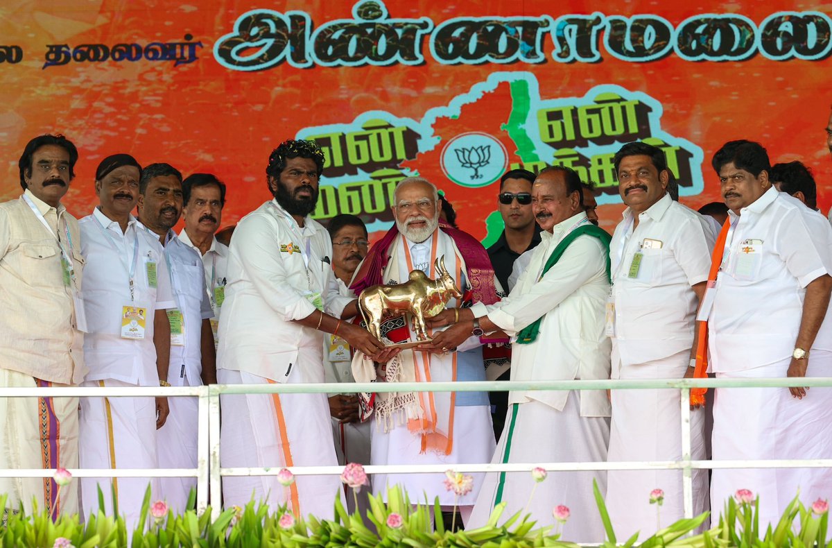narendramodi's tweet photo. பல்லடத்தில் நடந்த நிகழ்ச்சியில், மக்களும் நமது கட்சி நிர்வாகிகளும் சிறப்பான பாச அடையாளங்களை பகிர்ந்து கொண்டனர், அதை நான் என்றென்றும் நேசிப்பேன்.

ஈரோடு விவசாயிகள் சார்பில் மஞ்சள் மாலை அணிவிக்கப்பட்டது. தேசிய மஞ்சள் வாரியம் அமைக்கும் நமதுஅரசின் முடிவு, விவசாயிகளிடம் அமோக வரவேற்பைப் பெற்றுள்ளது. தோடர் பழங்குடி சமூகத்தின் சால்வையும் பெற்றேன். சுயஉதவிக்குழுக்களை வலுப்படுத்துவதற்கான நமது அரசின் முயற்சிகள், இதுபோன்ற உள்ளூர்  தயாரிப்புகளை உலக அளவில் பிரபலமாக்கும்.

ஜல்லிக்கட்டு காளையின் சிலையை பெறும்பொழுதும் மிக்க மகிழ்ச்சியாக உணர்ந்தேன்.  காங்கிரசும், திமுகவும் ஜல்லிக்கட்டைப் பாதுகாக்க எதுவுமே செய்யவில்லை என்பதை தமிழ்நாடு மறந்துவிடவில்லை. நமது தேசிய ஜனநாயக கூட்டணி அரசு தமிழ்நாட்டின் பெருமைமிகு கலாச்சாரத்தோடு தொடர்புடைய ஜல்லிக்கட்டு மிகுந்த உற்சாகத்துடன் தொடர்வதை உறுதிசெய்தது.