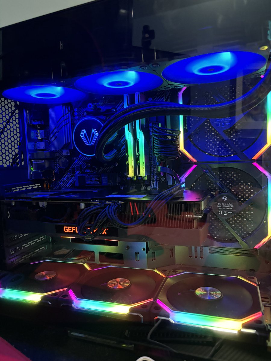 SkeeterFPS_'s tweet image. Giving away my whole pc. Like and repost to be entered. Winner picked on February 30th!!