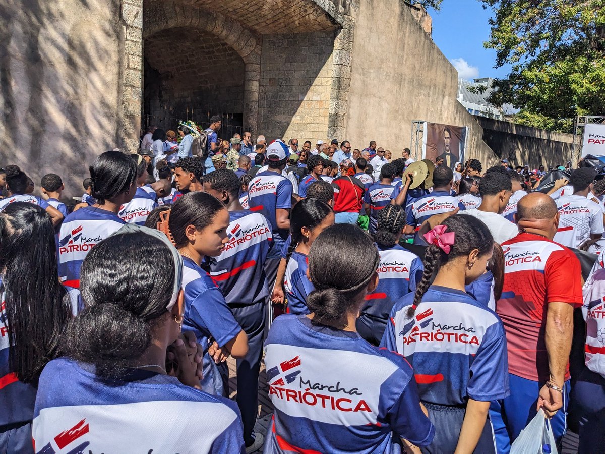 tainodominican's tweet photo. Ayer 26 de febrero 2024 no dejaron entrar al Altar de la Patria a los estudiantes, nunca visto en la historia dominicana! Dizque por orden presidencial para preparativos porque Luis Abinader iva a estar hoy en el Altar de la Patria.
Una afrenta asi no puede repeitirse nunca más! https://t.co/L7oe8mxWdt