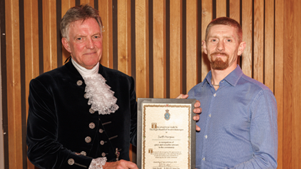 Llongyfarchiadau i Scott, enillydd Tystysgrif yr Uchel Siryf am ei waith gwirfoddol gyda phrosiect <a href="/HiGrandAvenues/">Grand Avenues</a> yng Nghaerdydd. 

Enwebwyd Scott gan <a href="/elycaerau_ACE/">ACE</a> am ei waith yn cefnogi troseddwyr i gael cymorth hanfodol a chymryd rhan mewn gweithgareddau cadarnhaol 👏.