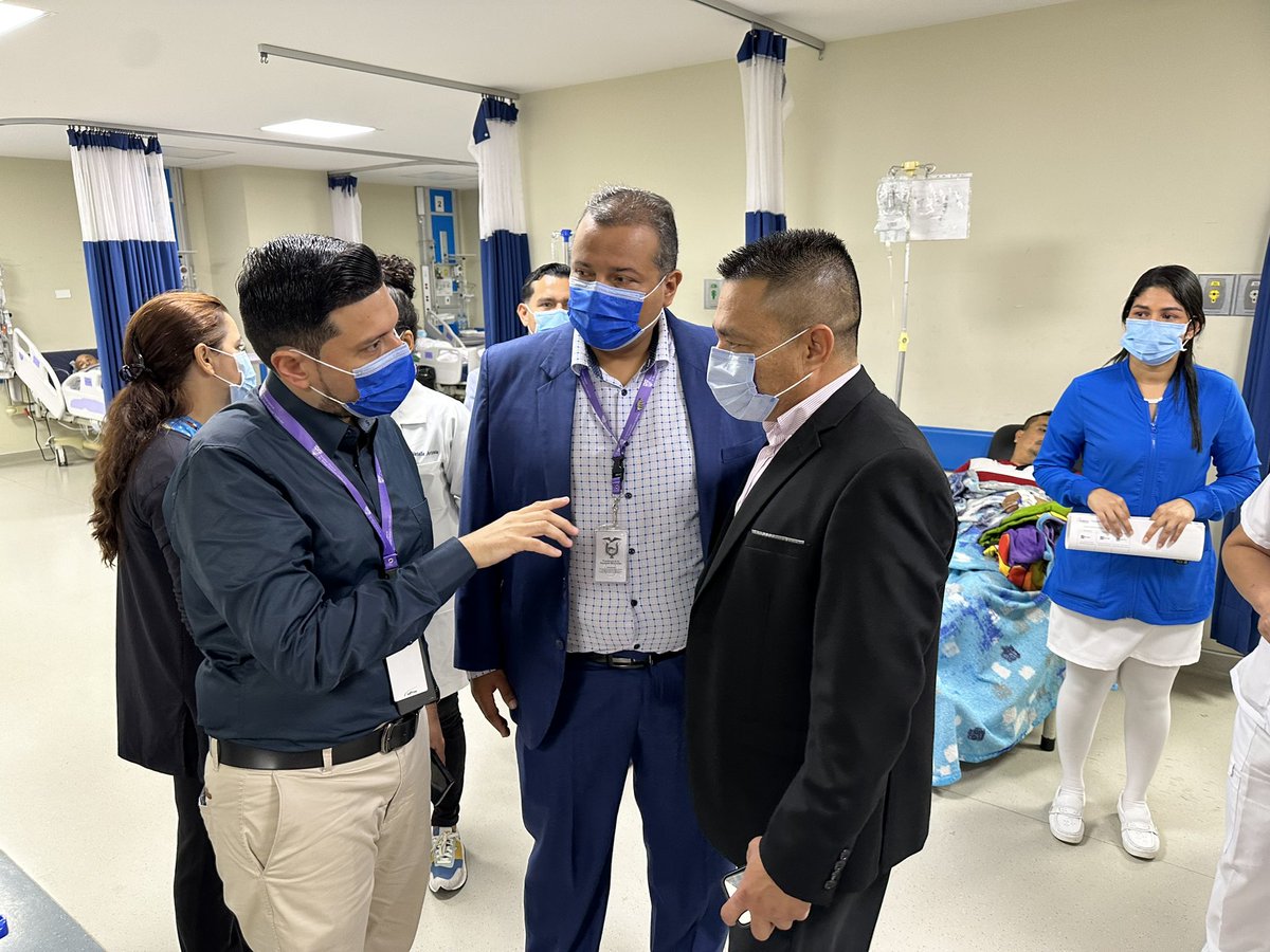 HRZManta's tweet photo. Como parte de las acciones de mejora continua, nuestros Directivos y equipo técnico liderados por nuestros gerente @drhayrodazav visitaron los servicios hospitalarios, donde se pudieron identificar oportunidades de fortalecimiento y se establecieron planes de acción inmediata. https://t.co/G7fEN0cpur