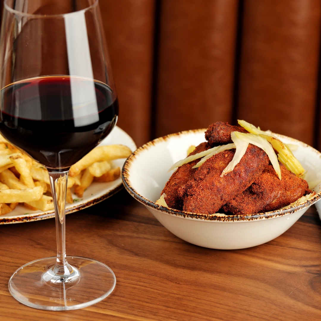 Wine + wings = happy hour bliss 😋🍗🍷

📸 MADN Agency

#rivernorthbistro #rivernorthchicago #chicagorestaurants #chicagofood #chicagohappyhour #rivernorth #chickenwings