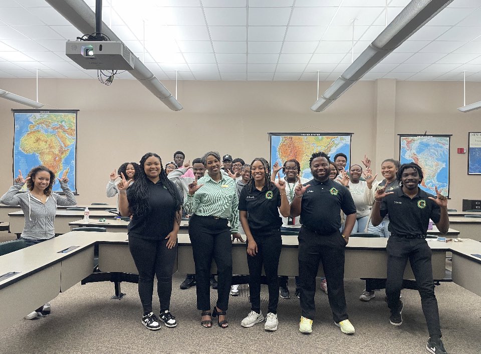 bsu_slu's tweet photo. Mrs. Sandy Summers spoke to the BSU family about networking and the functional resources in the Office of Career Services! Students were allowed to learn how to meet future employers and advice for professional success. ★｡･:*:･ﾟ☆ https://t.co/4xCWLfUEK7