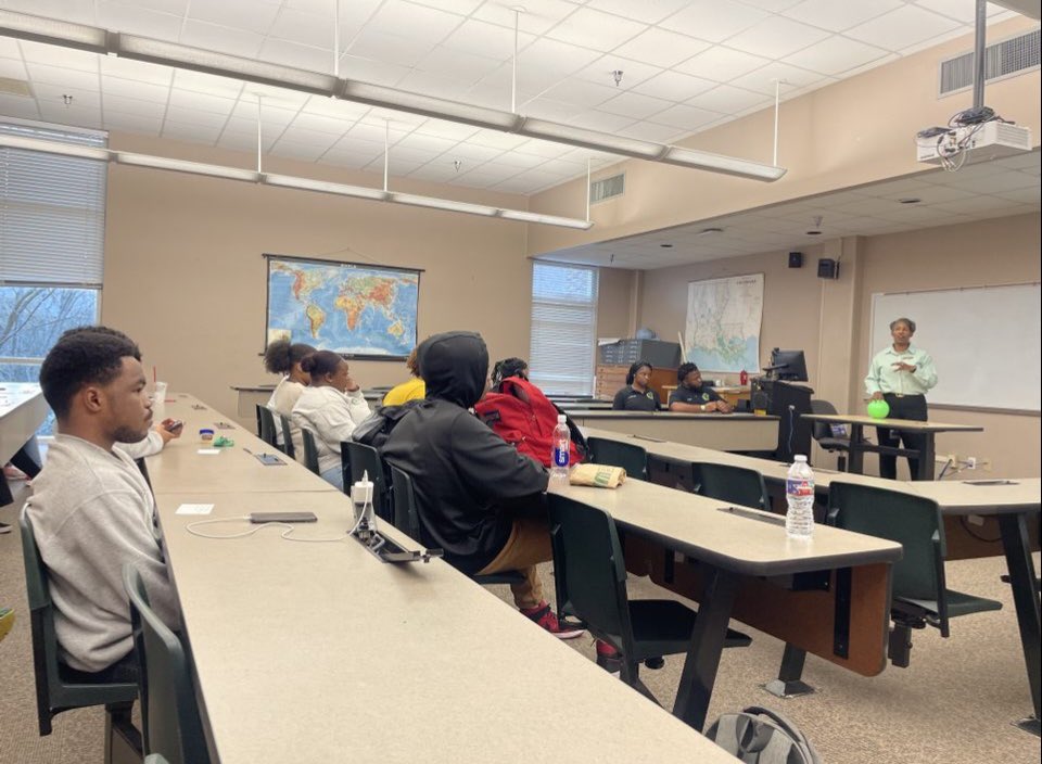 bsu_slu's tweet photo. Mrs. Sandy Summers spoke to the BSU family about networking and the functional resources in the Office of Career Services! Students were allowed to learn how to meet future employers and advice for professional success. ★｡･:*:･ﾟ☆ https://t.co/4xCWLfUEK7