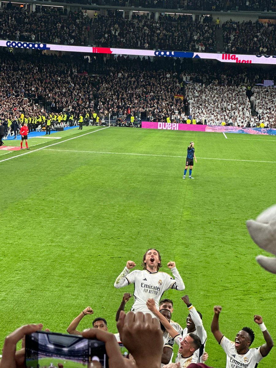 goldbito23's tweet photo. Os dejo unas fotitos del domingo disfrutando desde la grada!! @lukamodric10 mago https://t.co/gjXnnJDdZ4