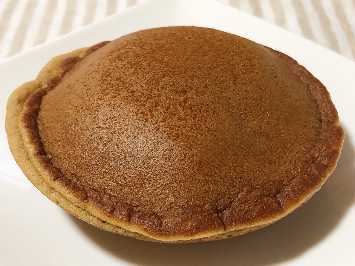 02_z3's tweet photo. ローソン 桔梗信玄餅どらもっち。生地は安定のもちもち。きなこ餡入りクリームはザラつきがあり、優しいきな粉の風味がミルクの甘味に溶け込み甘く、ねっとりした黒蜜ペーストが甘さにコクを加わえ香りが良い。求肥はグミのようで少し固いけど噛みごたえがあり、味が和でまとまっていておいしかった。 https://t.co/pSYFTzD34C