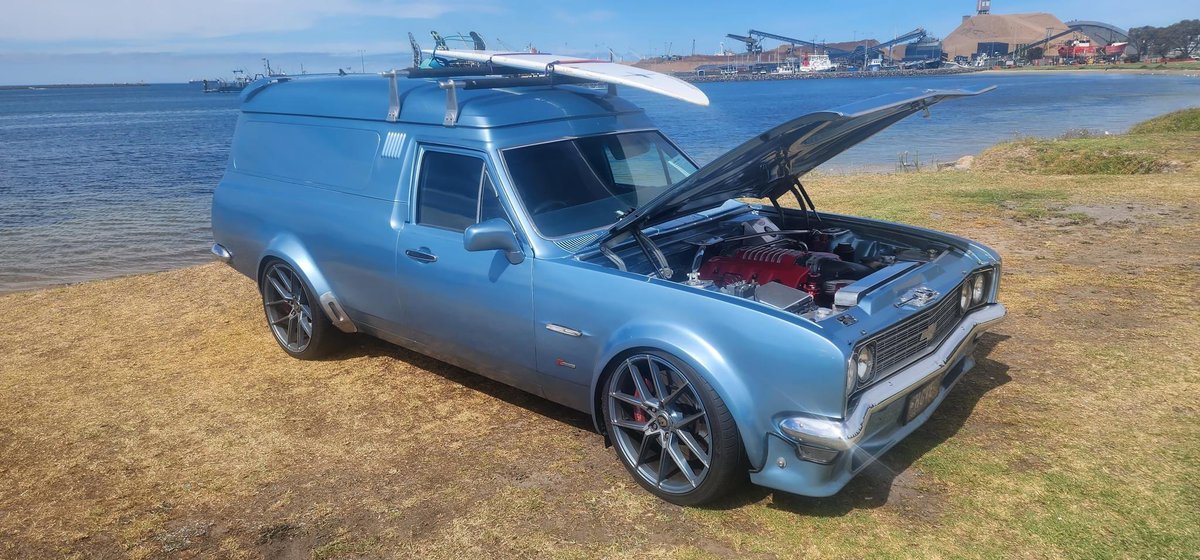 Joey1800callme's tweet image. This is an E2 R8 Maloo ute with the body cut off the floor pan (body swap) and a HG panel van cut from its floorpan and rewelded onto the shortend VE floorpan resulting in all mechanical and all moving parts being a VE HSV E2 Maloo ute.