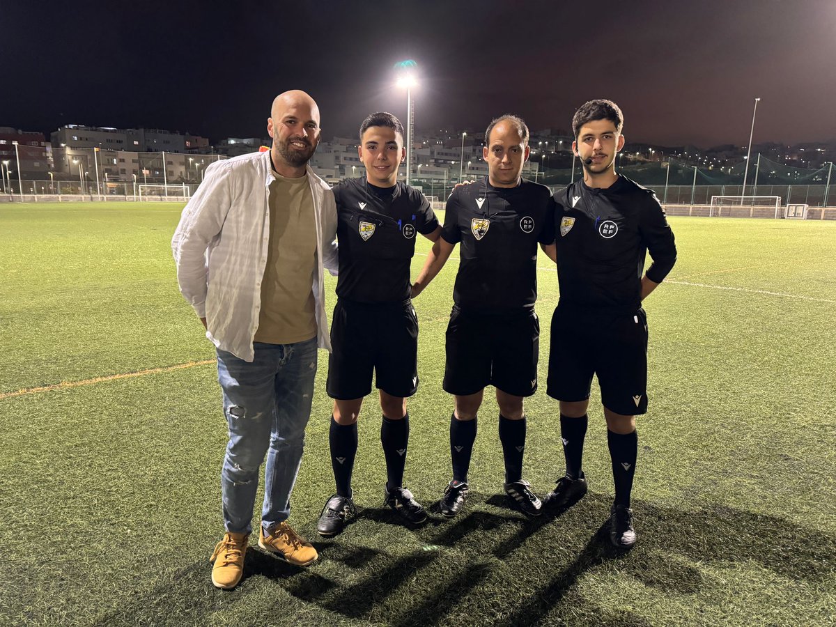 FFLasPalmas's tweet photo. 📸 | El directivo @orlandohnv presente en el partido de Copa José Antonio Ruiz Caballero entre @arucascf B y #CDMaspalomas
#FútbolCanario | #CopaRuizCaballero https://t.co/cBDVOA6GAM