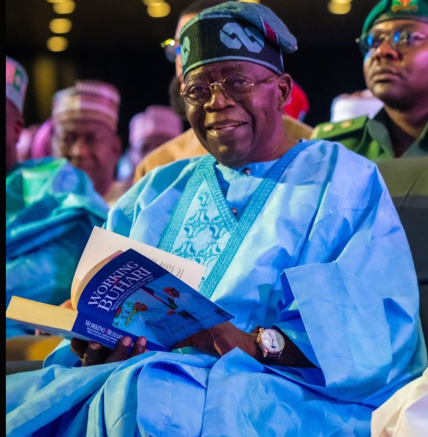 akuragba's tweet photo. Buhari don kuku drop manual for us to read 😂😂😂 https://t.co/v5LPX2ld6z