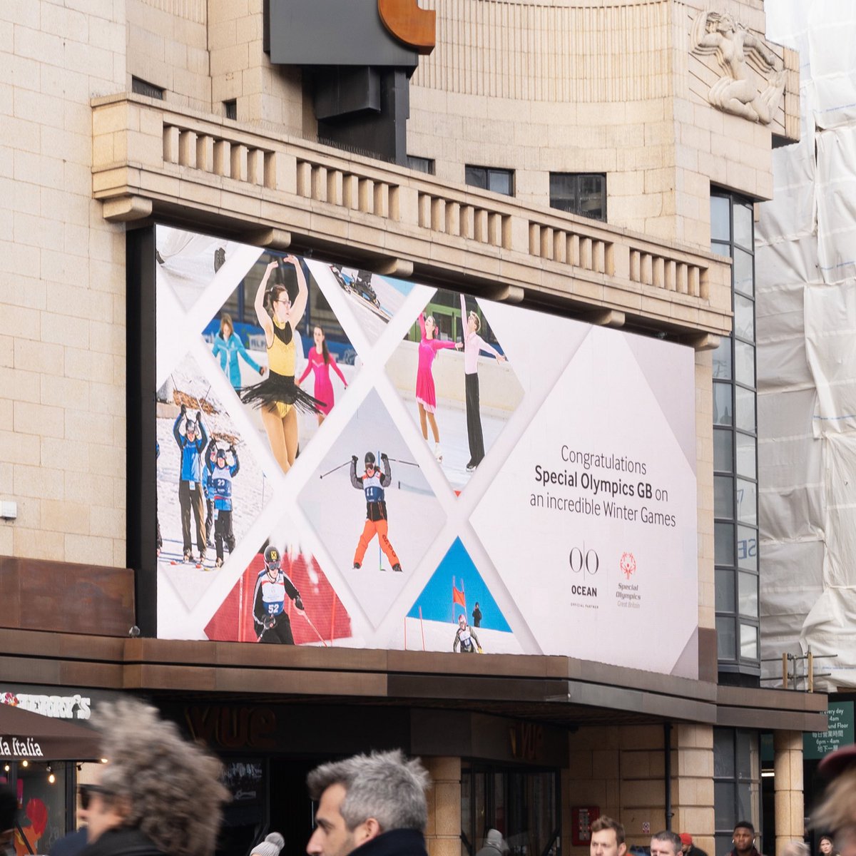 𝐋𝐢𝐠𝐡𝐭𝐢𝐧𝐠 𝐮𝐩 𝐋𝐞𝐢𝐜𝐞𝐬𝐭𝐞𝐫 𝐒𝐪𝐮𝐚𝐫𝐞

Huge thanks to our partners @OceanOutdoorUK for celebrating our National Winter Games athletes on its screen in Leicester Square, London

The celebratory display is live until 6 March

#Folgaria2024 | #InclusionInAction