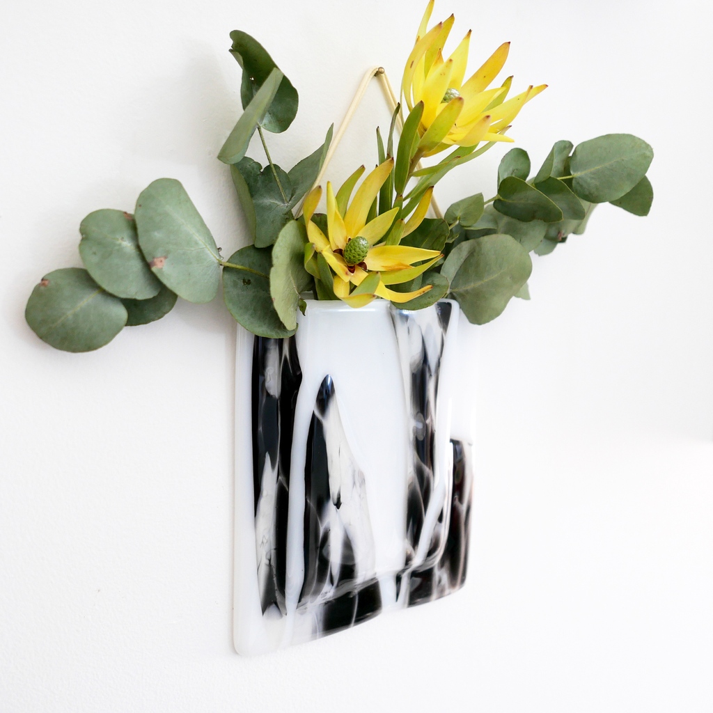 A pre-COVID oldie. 

A wall hanging bud vase to colour up your  work space. Or powder room. Or any small are that you'd like to add a personal touch to.

Should I bring them back?

#budvase #wallvase #homedecor #sydneymade