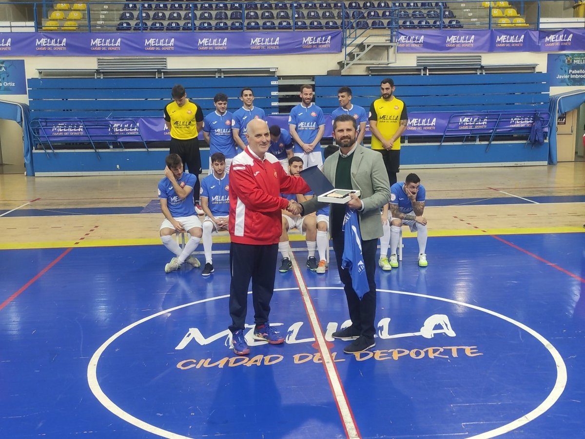 Cadena SER Melilla (@cadenasermel) on Twitter photo 📸El <a href="/Melistar_FS/">MELISTAR FS - Melilla Ciudad del Deporte</a> recibe la visita del Consejero de Deporte <a href="/MigueFerBon/">Miguel Ángel Fernández Bonnemaisón</a>.
🤝🏻El club le ha hecho entrega de una camiseta y una placa además de realizarse una foto conjunta.
🙌🏻Los melillenses están completando una gran temporada Segunda División, cumpliendo el objetivo. 📸El <a href="/Melistar_FS/">MELISTAR FS - Melilla Ciudad del Deporte</a> recibe la visita del Consejero de Deporte <a href="/MigueFerBon/">Miguel Ángel Fernández Bonnemaisón</a>.
🤝🏻El club le ha hecho entrega de una camiseta y una placa además de realizarse una foto conjunta.
🙌🏻Los melillenses están completando una gran temporada Segunda División, cumpliendo el objetivo.