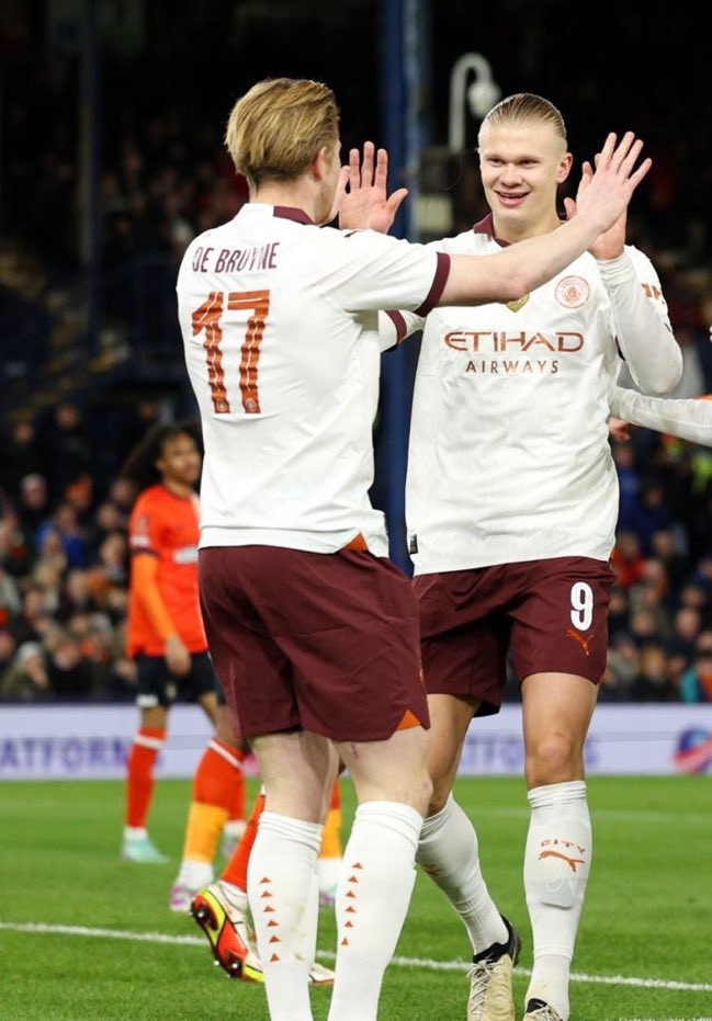 vintagefutbol__'s tweet photo. 3': Gol de Haaland con asistencia De Bruyne
18': Gol de Haaland con asistencia De Bruyne
40': Gol de Haaland con asistencia De Bruyne
55': Gol de Haaland con asistencia De Bruyne

ABSURDO. 🔥 https://t.co/BBkLL8eBlD