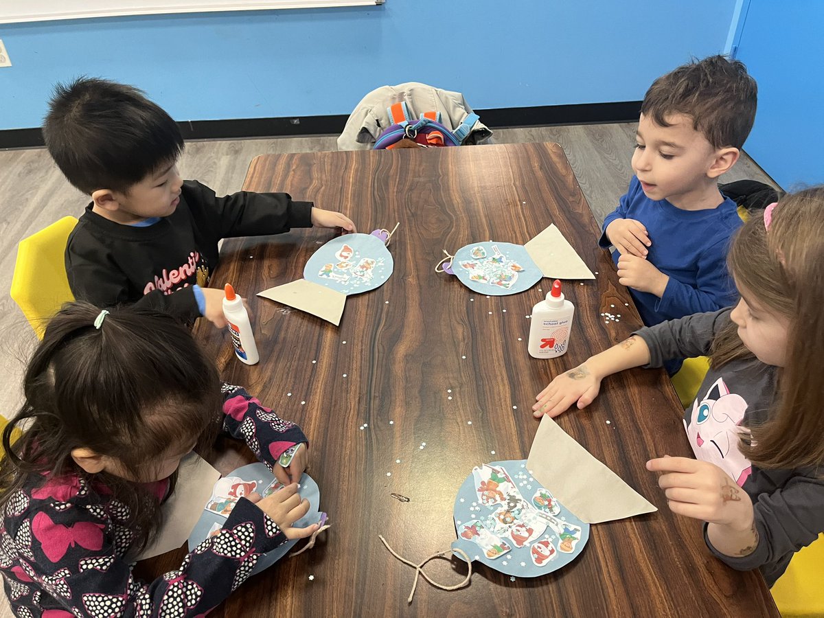 🎨 Art Workshop Fun!  Hot chocolate, winter snowflakes and a winter globe….oh my!  😀 

#thekidsclubsi
#play #music #art #children #kids #learnthroughart #statenisland #friends #cherishchildhood #learningthroughplay #artfun #littleartists #snowglobe #hotchocolate #snowflakes