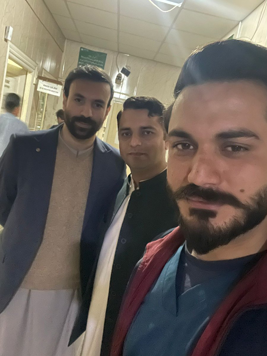 DrFaisalBarakza's tweet image. سیاست سے بالاتر ہو کر ینگ ڈاکٹرز نے ہمیشہ ڈاکٹرز کے حقوق اور وائٹ کوٹ کی عزت کے لئے آواز بلند کی ہے اور اللہ نے سرخرو کیا ہے
ینگ ڈاکٹرز نے 480 ڈاکٹرز کو پہلے انڈکشن دلا دی اور آج اللہ تعالٰی کے فضل سے انکی تنخواہوں کا مسئلہ بھی حل ہوگیا۔
#InductionForAll 
#YDAkp