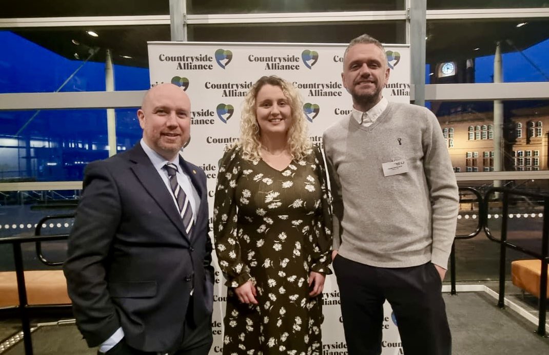 mabonapgwynfor's tweet image. Llongyfarchiadau gwresog @tafarnyfic #Llithfaen ar ennill gwobr Tafarn Orau Cymru yng ngwobrau y Countryside Alliance yn y Senedd heno. Y Fic yw tafarn gymunedol hynaf y DG a sefydlwyd yn 1988. Da iawn chi! 

#YFicLlithfaen 🍻🥇🏴󠁧󠁢󠁷󠁬󠁳󠁿