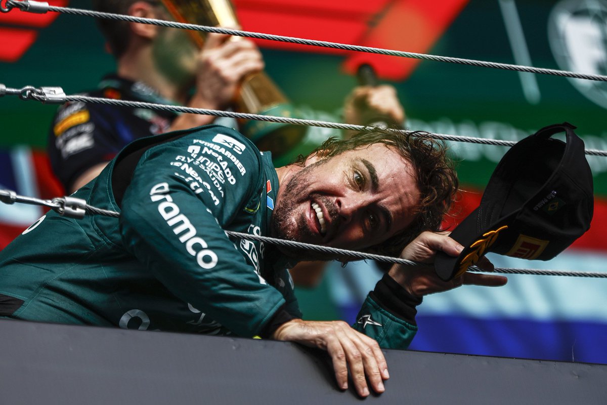 Peral03's tweet image. Mejores momentos Fernando Alonso👑.

La fórmula 1 no sería lo mismo sin ti, sin esas ganas que me pones para gritar tus adelantamientos a pleno pulmón. Por ser el orgullo nacional y demostrar a todos que siempre serás el mejor piloto de carreras del mundo. No te retires nunca