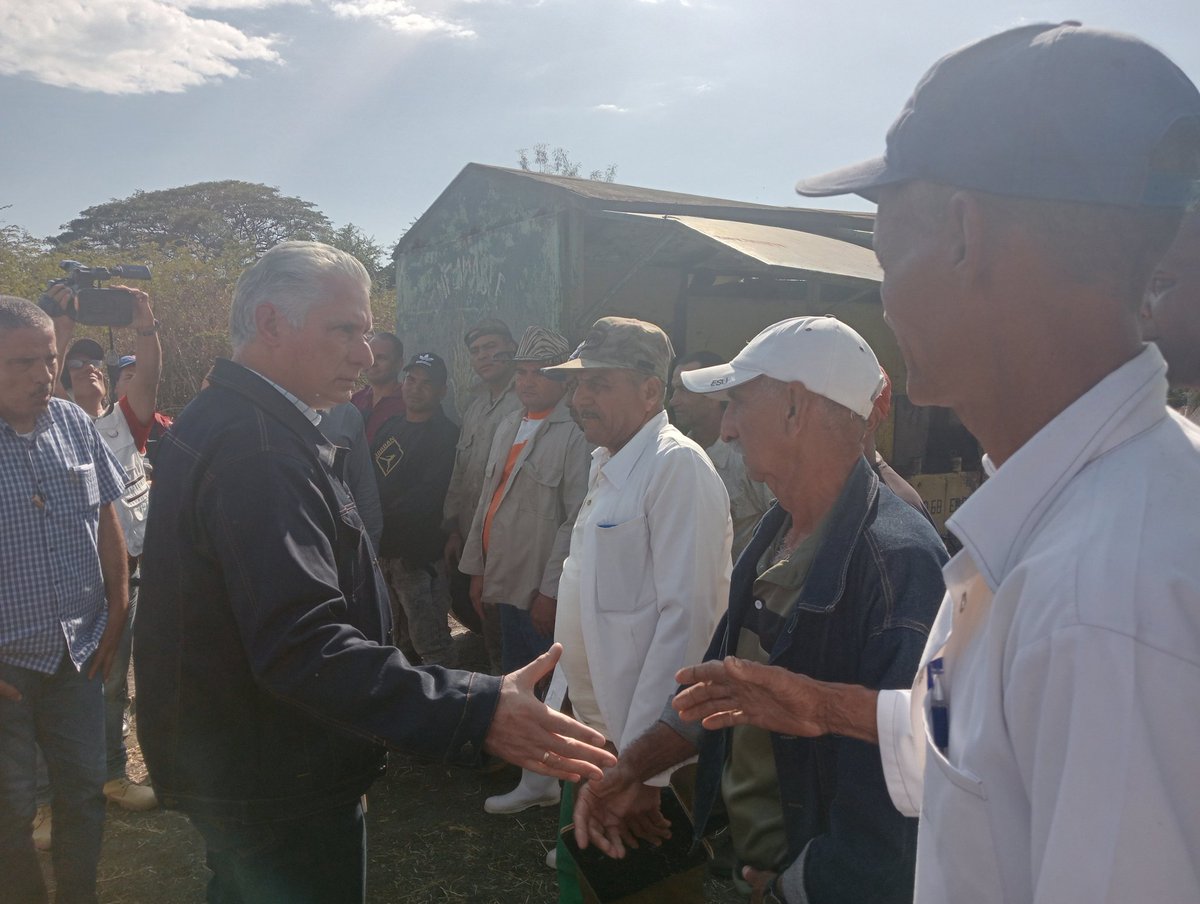 📍El primer Secretario del CCPCC <a href="/DiazCanelB/">Miguel Díaz-Canel Bermúdez</a> y el Secretario de Organización <a href="/DrRobertoMOjeda/">Dr. Roberto Morales Ojeda</a> están en Camagüey.

👉 Santa Cruz del Sur fue el municipio visitado. Dialogaron con dos pelotones cañeros pertenecientes a la Empresa Cañera Cándido González
