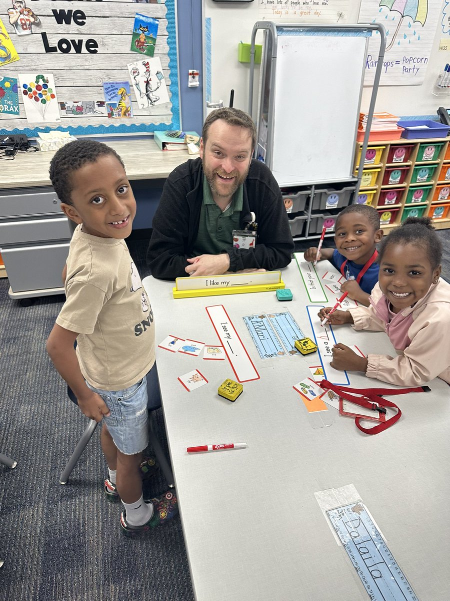 MsMakrisECSE's tweet photo. Terrific Tuesday w/ our hardworking Yellowjackets 🥰💙 💛 🐝  #readersbecomeleaders #SWARMing @CyFairYeager @WaxmanKinder https://t.co/tCsqU2iXgc