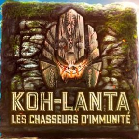 Ha, je vois que je ne suis pas le seul à avoir remarqué que les statuettes sont plus pudiques cette année et portent un slip (ça se voit mieux quand c'est le logo de l'équipe rouge). #kohlanta @KohLantaTF1