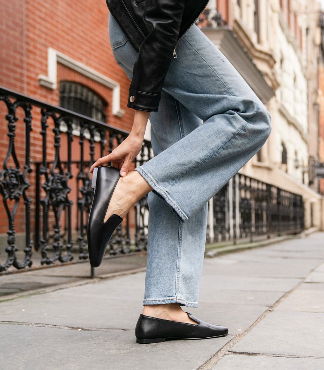 Slipping Towards the Weekend 😉✨
📸: @ishgarrido
#ThursdayBoots #SlipOnShoes #WomensStyle #ShoeOfTheDay #LeatherShoes