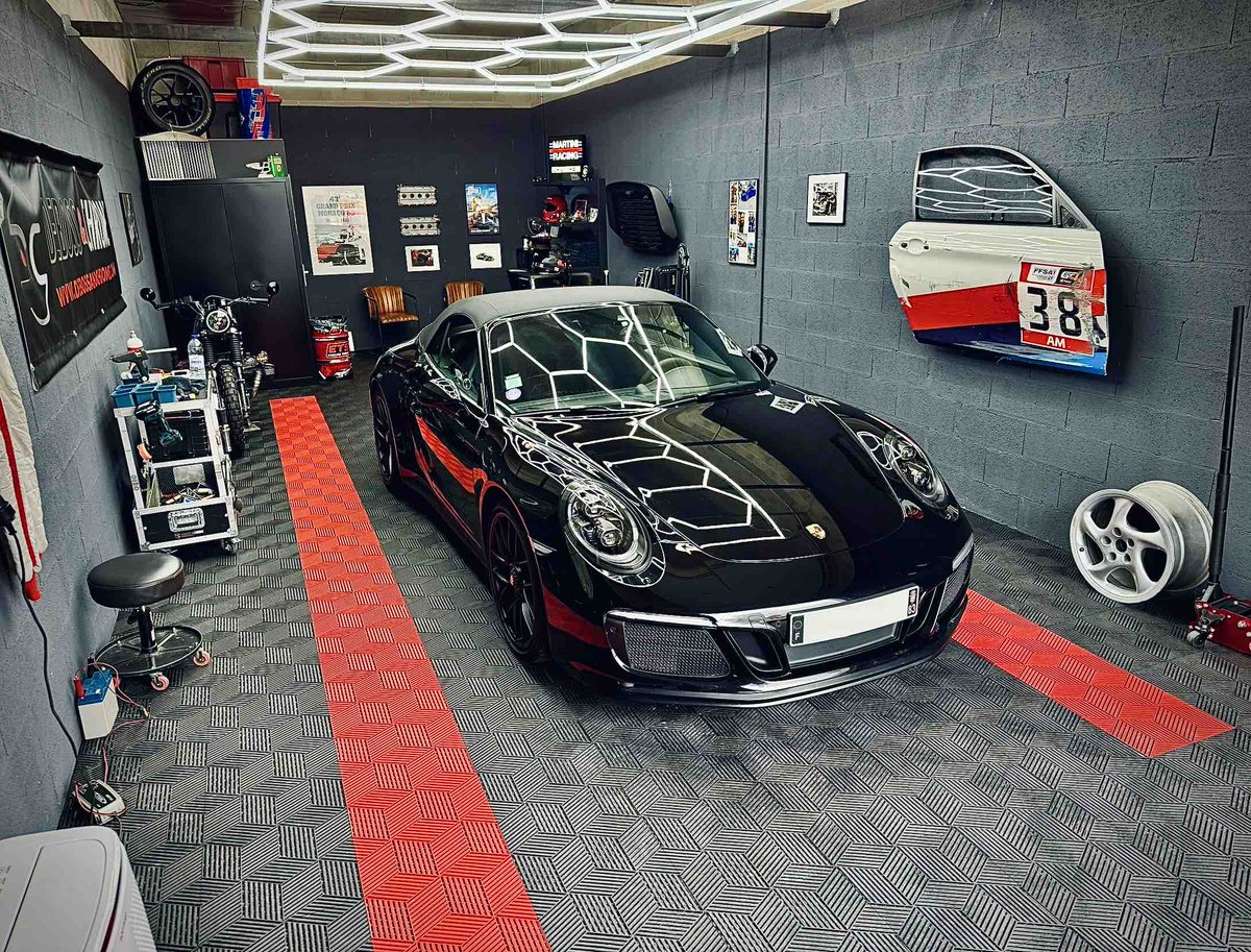 Debossandchrome's tweet photo. A l’atelier on fini la journée débosselage de coups de porte sur une Porsche 911 Carrera GTS de chez AM Detailing 😍 Porsche #porsche #porsche911 #luxurycars #picoftheday #cars #debosselagesanspeinture #paintlessdentrepair https://t.co/hl88DF2yY3