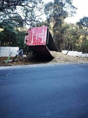 #TraficoSV Informan que una rastra cañera perdió el control y se precipitó a un barranco en la carretera Litoral a la altura del caserío Metayo, jurisdicción del municipio de Jicalapa, La Libertad.

Vía: <a href="/PlenoInfoSV/">Pleno Informativo</a>