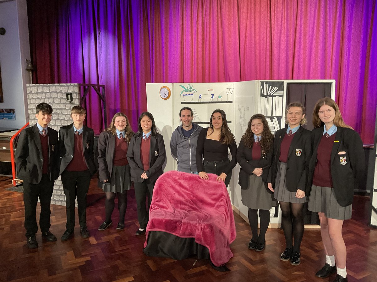 sarchsmodlangs's tweet photo. Year 9 and 10 Spanish pupils enjoyed a visit from @OnattiProdsLtd who delivered an excellent play all in Spanish called 'Reserva Duplicada'. Well done to our volunteers Yu Xin and Jayden who used their linguistic skills fabulously! ¡Qué fantástico! 😃🇪🇸🎭🗨️👏@SARCHSofficial https://t.co/wZHaePeXdB