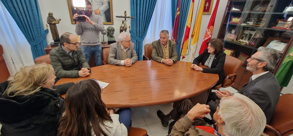 📸 @MassottiMiguel, nuevo decano de @PeriodistasRM, junto al decano saliente, @andreu_arturo, y otros miembros de su Junta de Gobierno, ha mantenido una reunión con María Dolores García, presidenta de la UCAM.