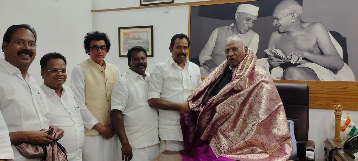 Met @INCIndia President Shri @kharge ji along with In-charge @drajoykumar, newly appointed @INCTamilNadu President Shri @SPK_TNCC & CLP Rajesh Kumar. Discussed present political situation in the state and strategies. TNCC treasurer @ruby_manoharan and Sorna Sitharaman are…
