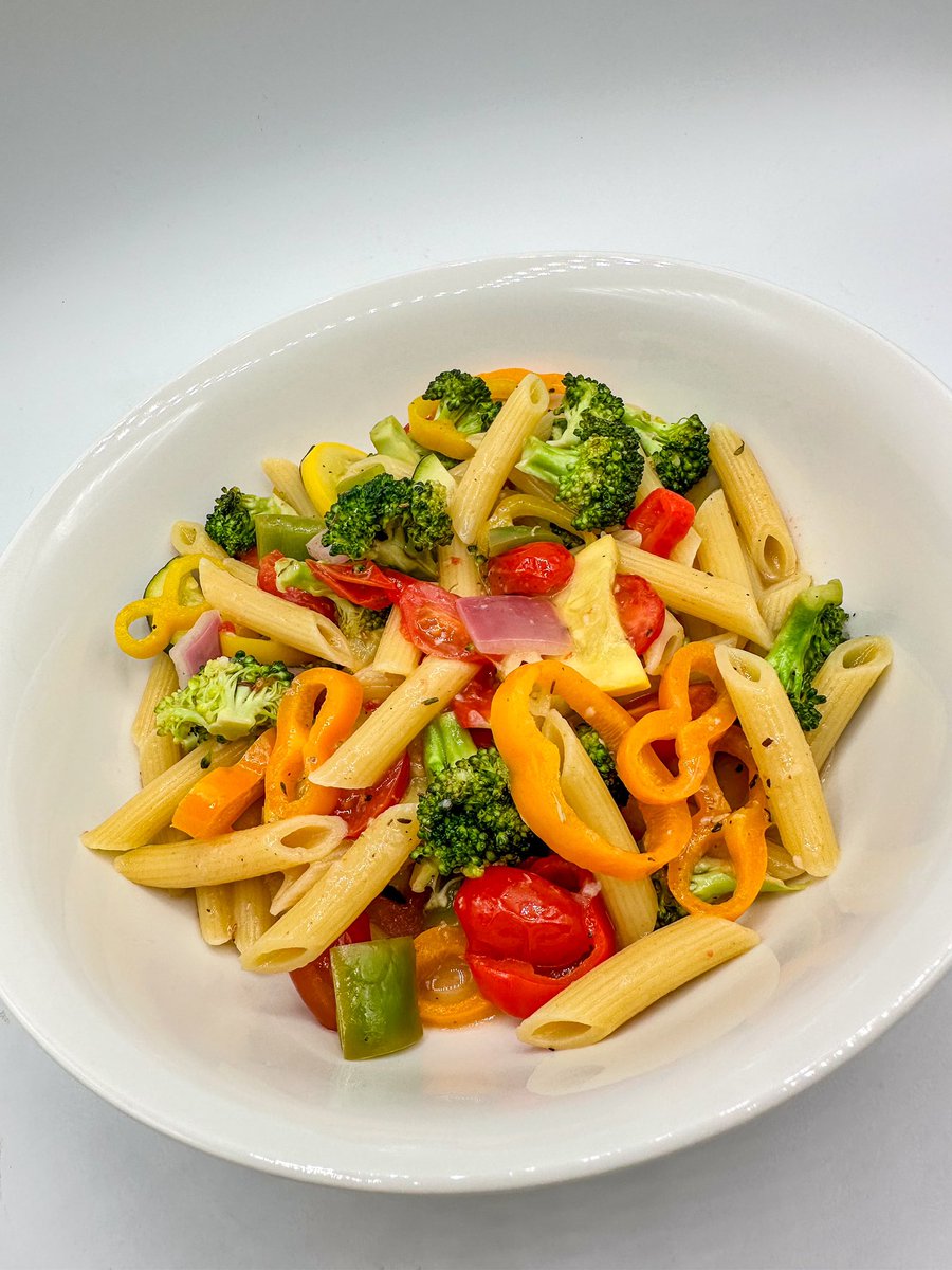 Pasta Primavera 🌱
This simple yet flavorful dish never fails to deliver on taste and nutrition. For added protein and a healthier option, consider substituting traditional pasta with chickpea pasta 🫶🏼💚

#EatRealFood #Healthy #PlantBased #Vegan #eattherainbow