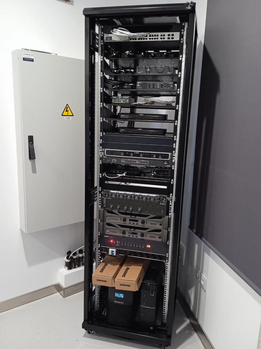 GenuixAudio's tweet photo. Seguimos avanzando con la Instalación Audiovisual en la Antigua Facultad de Magisterio de la Universidad de Jaén https://t.co/bAxXuL4vdL