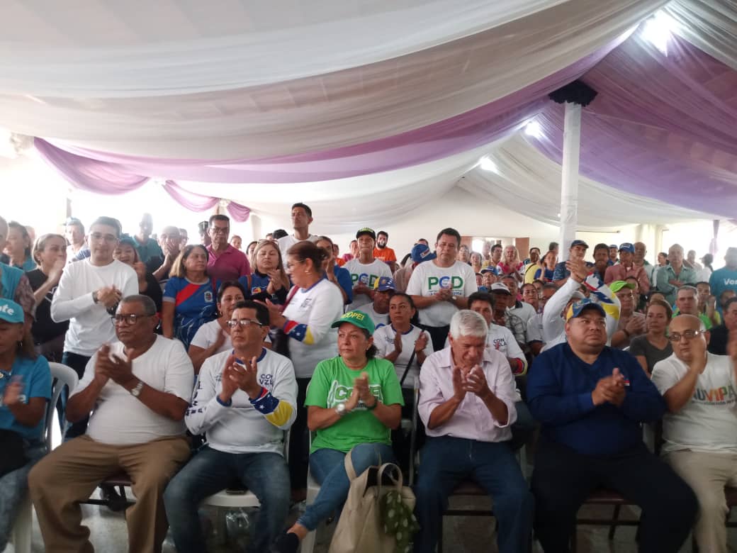 PCD_Merida's tweet image. Nuestro partido @PCD_Venezuela participo en la confirmación del comando de campaña de @MariaCorinaYA en el Municipio Alberto Adriani y la confirmación de la plataforma GANA Seguimos en la lucha por Venezuela hasta el final
@Yandir_PCD