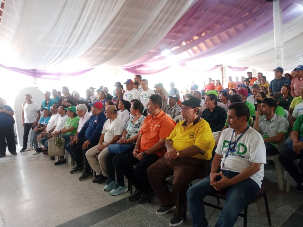PCD_Merida's tweet image. Nuestro partido @PCD_Venezuela participo en la confirmación del comando de campaña de @MariaCorinaYA en el Municipio Alberto Adriani y la confirmación de la plataforma GANA Seguimos en la lucha por Venezuela hasta el final
@Yandir_PCD