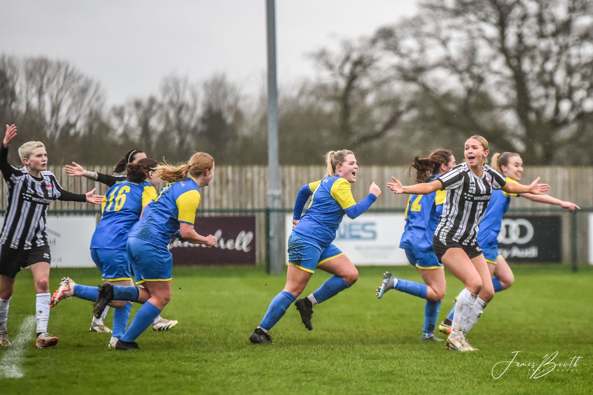 A few images from the controversial equalizer for @RWBTFC this weekend.
@BathCityWFC @swsportsnews
@swwfl @TalkingWoSo @HerGameToo
@Impetus71 @SheKicksMag @WiltshireSport
#WoottonBassett #womensfootball #SWwomensfootball @NonLeagueCrowd
@NonLeaguePhoto @SWWFN