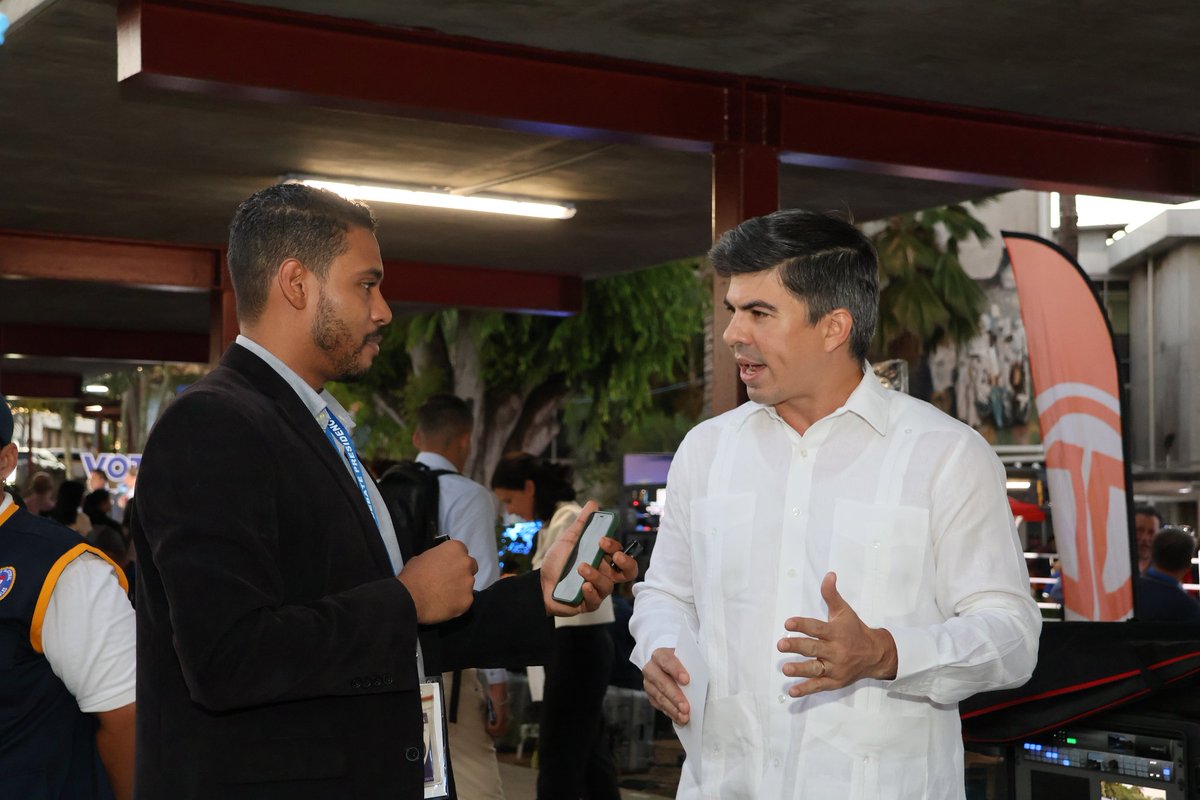 Ayer en la antesala del debate con los medios defendiendo el Plan para la Vida Digna. Este proyecto no nació en una publicitaria. Es un proceso que lleva varios años y que reúne las aspiraciones históricas del pueblo.