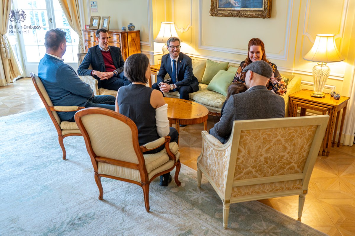 To mark #WorldNGODay, Chargé d'Affaires @AndrewxDavidson met w members of #Retrópajzs Association to learn about their work supporting people living w HIV & raising awareness through their programmes, which focus on #StigmaReduction, prevention & education.