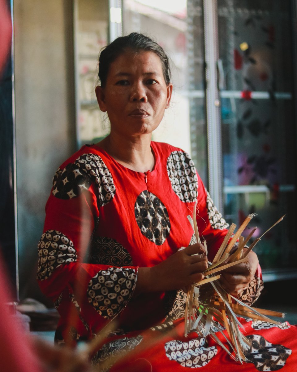 In West Kalimantan, Indonesia, bamboo & rattan are used in wickerwork crafts. Bu Lina, a skilled craftswoman, has woven wonders since childhood. 🌳 Her message: 'If the forest is destroyed, so is our source of life.” #SustainableCrafts #RainforestConservation