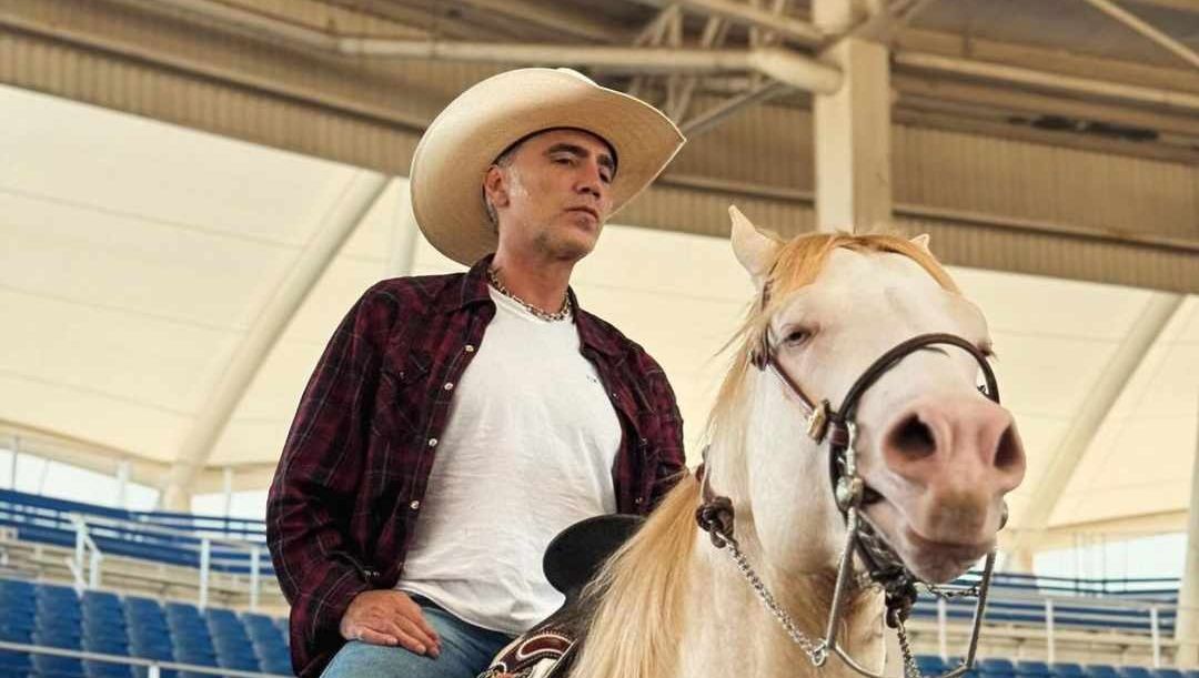 Telemundo's tweet photo. #AlejandroFernández presenta su gira Amor y Patria en Guadalajara acompañado de su fan número uno 🎶🐴 Vía @hoydia (📸 @alexoficial) 👉https://t.co/6xutoU3ysH https://t.co/EPPuTOGuZl