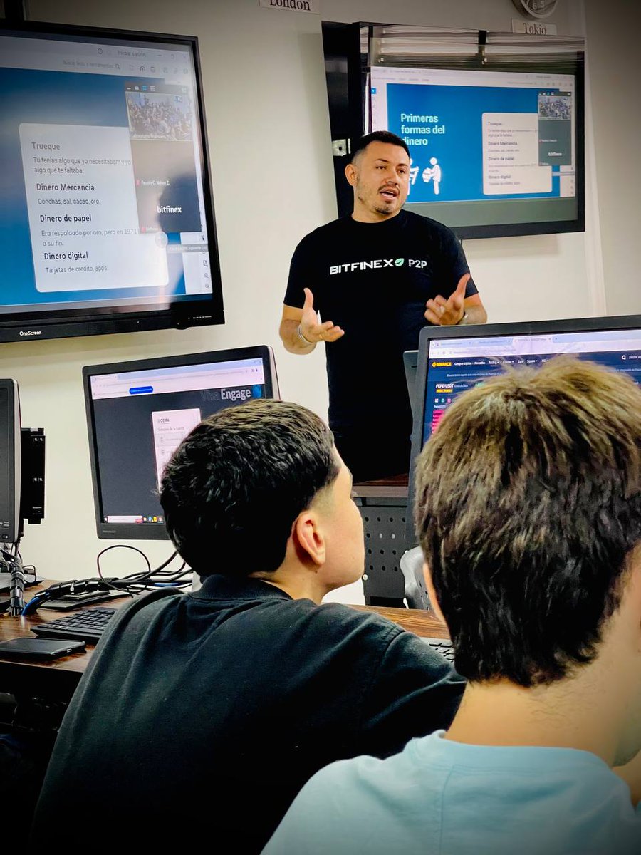 BitfinexESP's tweet photo. ¡Los estudiantes en la Universidad CEIPA Medellín están encendidos con Bitcoin! 💡 Aprendieron cómo comprar sus satoshis, discutieron las reglas básicas y se sumergieron en un emocionante intercambio de preguntas. 📸 #BitcoinEdu #BitfinexTour https://t.co/4yhK1e9IMS