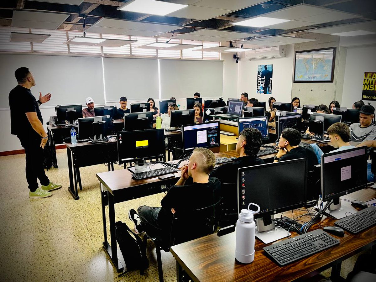 BitfinexESP's tweet photo. ¡Los estudiantes en la Universidad CEIPA Medellín están encendidos con Bitcoin! 💡 Aprendieron cómo comprar sus satoshis, discutieron las reglas básicas y se sumergieron en un emocionante intercambio de preguntas. 📸 #BitcoinEdu #BitfinexTour https://t.co/4yhK1e9IMS