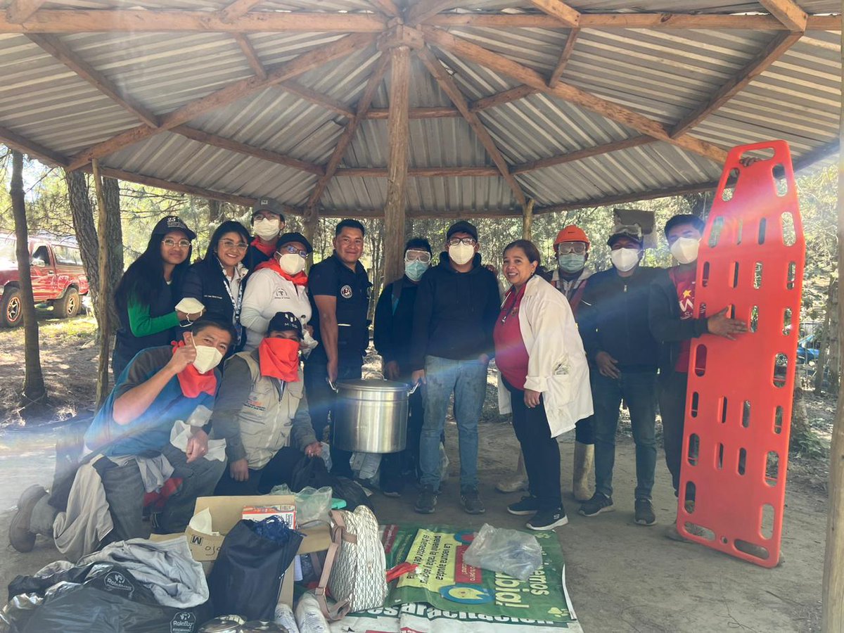 El Centro de Salud Concepción Chiquirichapa, prestó apoyo humanitario con una brigada conformada por médicos, enfermeros y personal administrativo, brindando primeros auxilios y atención a la población expuesta al humo en el cerro K’um K’um Wutz.