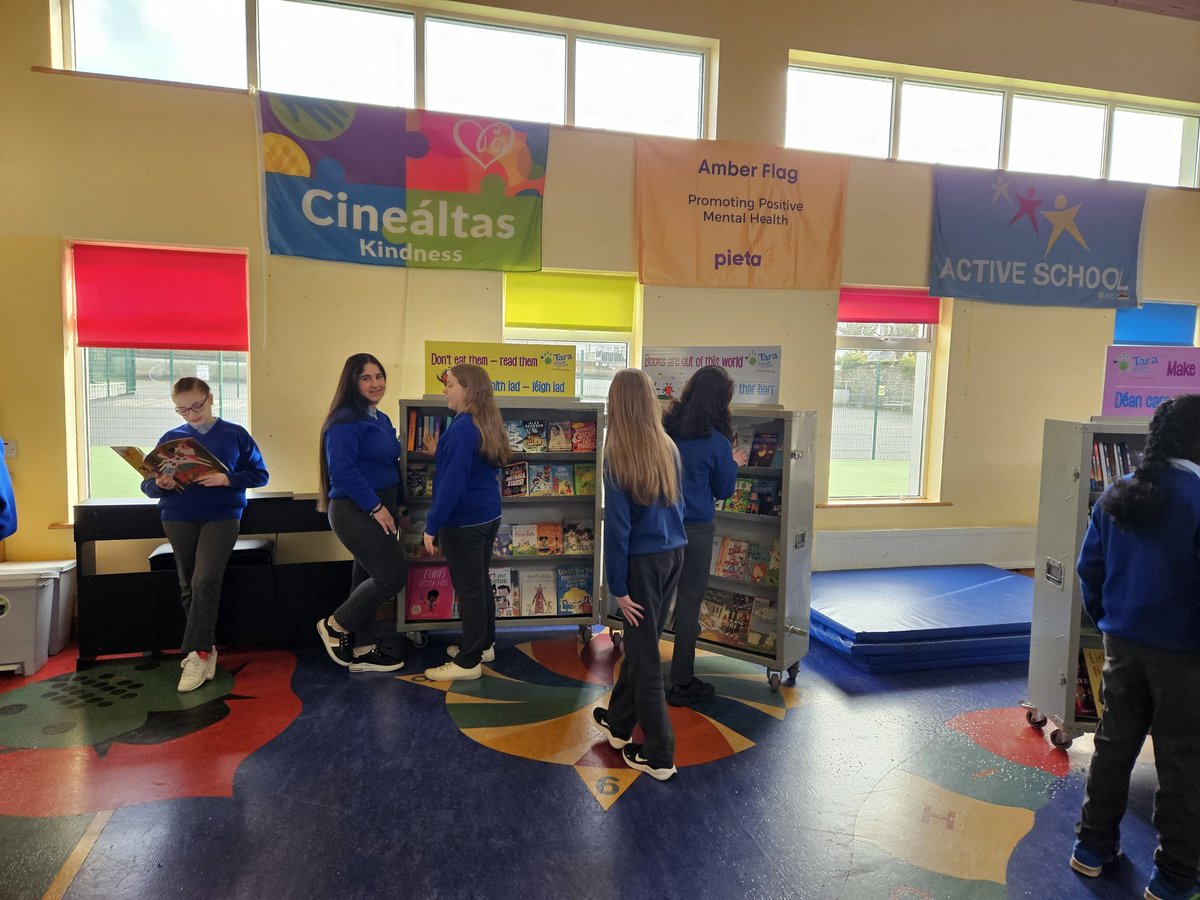 6th class enjoyed exploring the Tara Book Fair today. There are a wide range of books available for all age groups ranging from fantasy to fiction @PDSTLiteracy #BookWeek @SAttracta