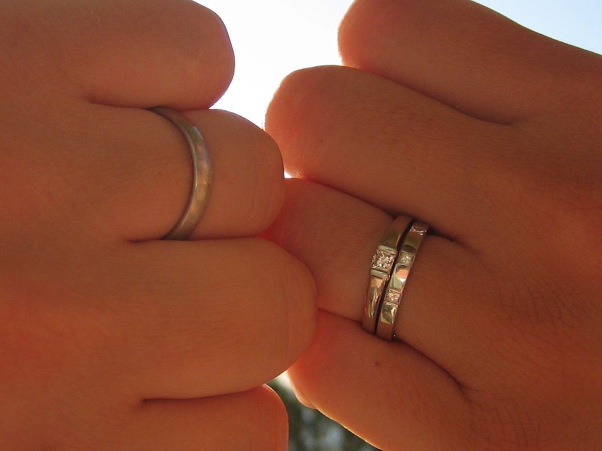 ellmoro's tweet image. Last week, a friend's house was burgled in Norwich. 3 rings, belonging to her sister, Gemma, were stolen.

Gemma lost her battle with a rare incurable brain tumour last year. The rings were meant for Gemma’s young children. 

The person who took them should return them, please…